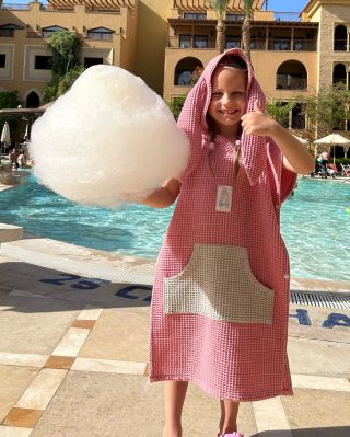 Cukrová vata patrí k letu, tak ako naše štýlové pončá.😊🍬👧🏼🐳🌴☀️🌊 #poncho #ponco #osuska #towel #babyponcho #babytowel...